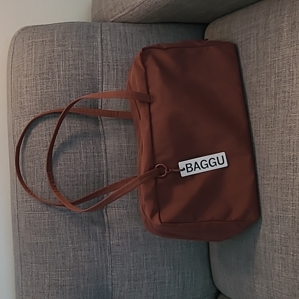 BAGGU Medium Bowler Bag and Logo Keychain in Mahogany - Picture 3 of 12